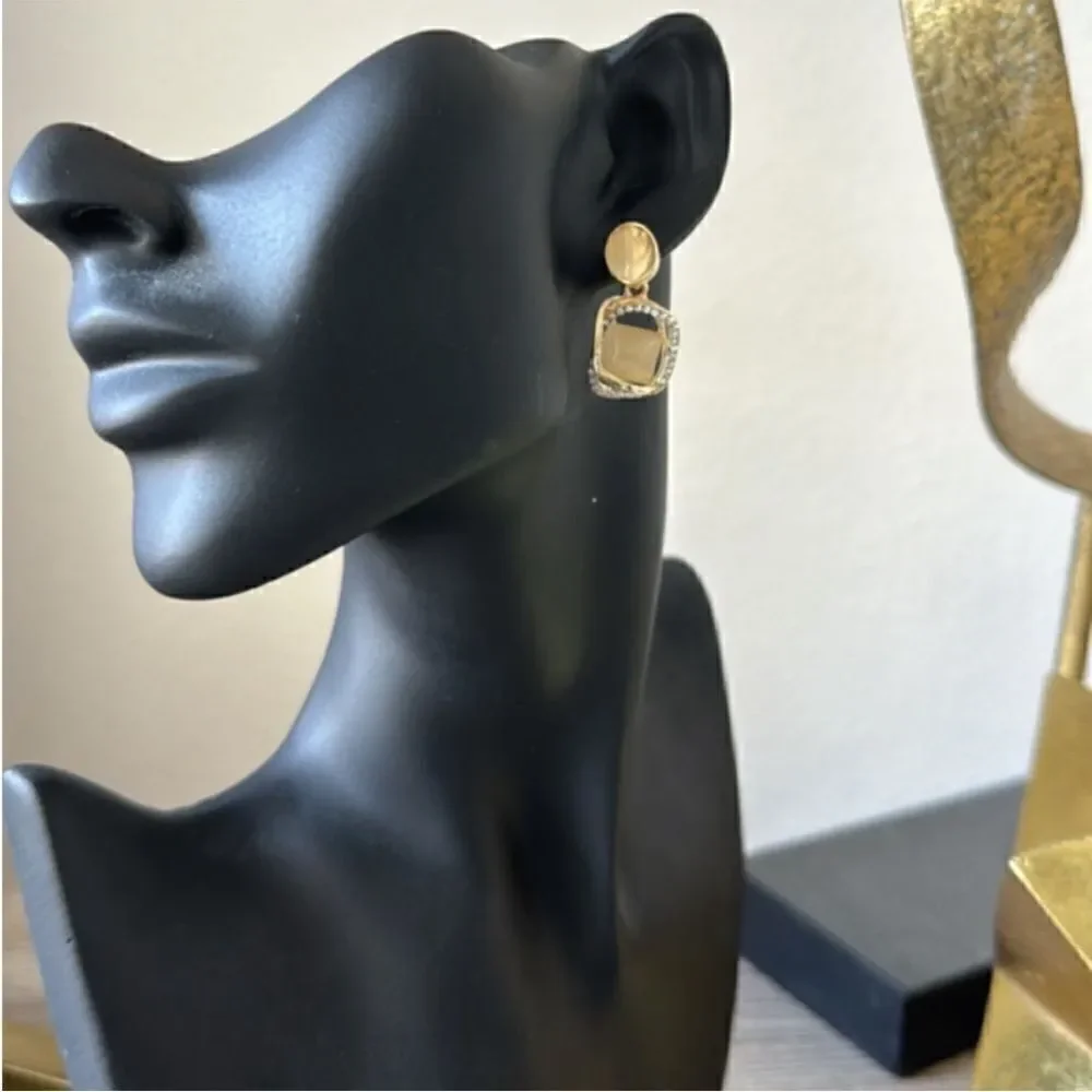 Elegant Gold and Cream Earrings N1079